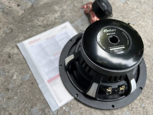 Woofer 165mm cho dải bass chắc gọn, uy lực, từng nhịp trống trở nên sống động